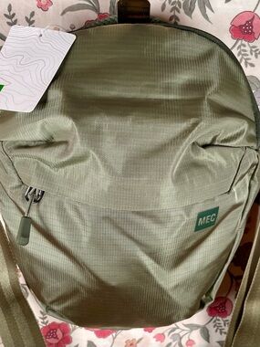 MEC Interval Carryall Messenger Bag Olive green. Unisex